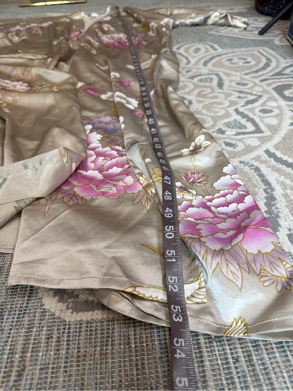 Kim + Ono Satin Chrysanthemum And Crane Long Print Kimono Champagne No Belt - Picture 9 of 10